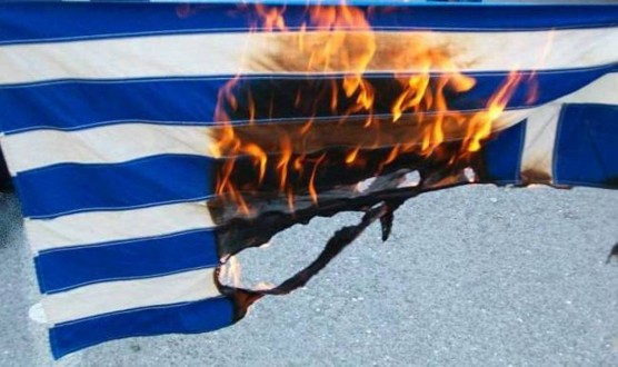 Αλβανοί έκαψαν ελληνική σημαία στους Αγίους Σαράντα