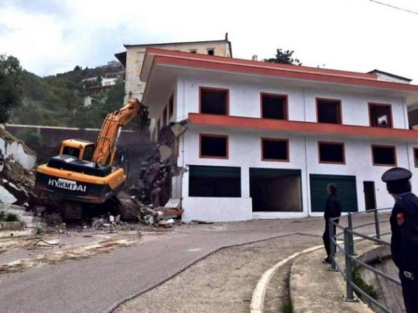 15 Ελληνικά σπίτια γκρεμίζουν οι Αλβανοί! Χιλιάδες απελάσεις πρέπει να είναι η απάντηση μας