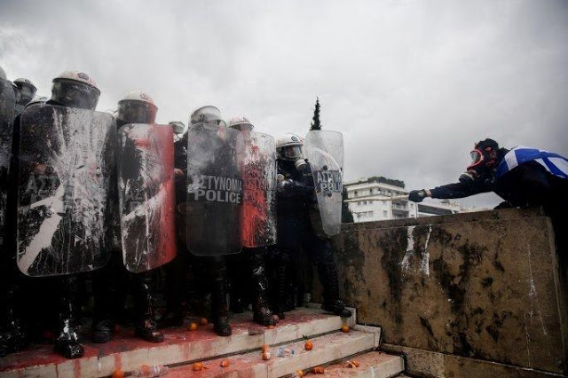Πως η Αστυνομία χρησιμοποίησε τους κουκουλοφόρους σαν άλλοθι για να διαλύσει το μεγαλειώδες συλλαλητήριο για τη Μακεδονία