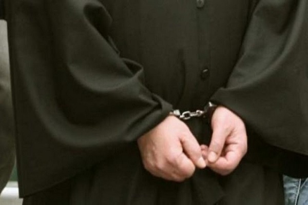 Συνελήφθη Ιερέας γιατί κοινώνησε πιστούς σε χωριό της Εύβοιας