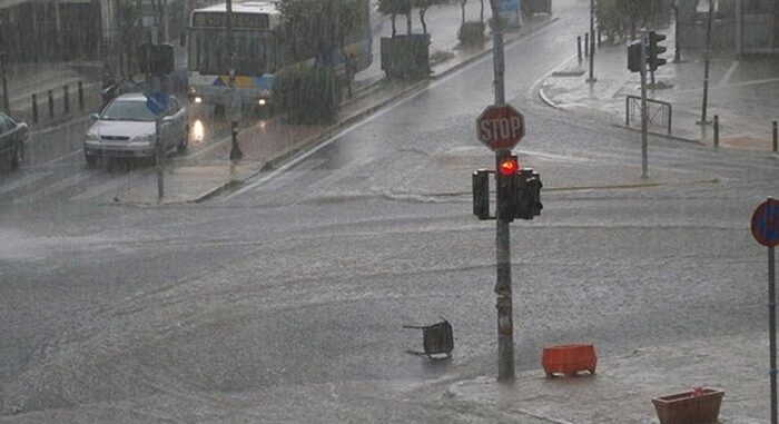 Πλημμυρισμένοι δρόμοι, κλειστά σχολεία, διακοπές ρεύματος